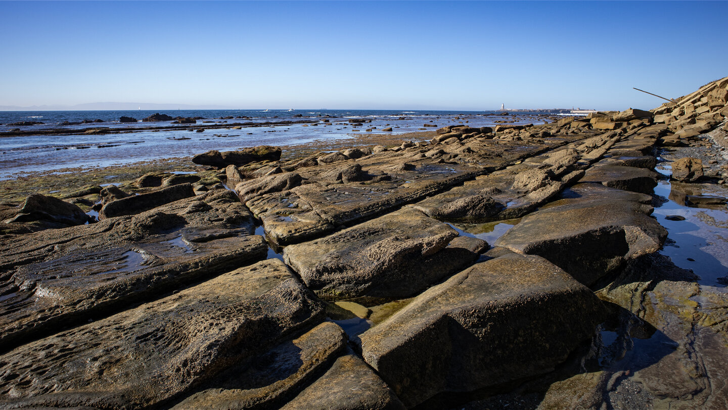 rutschige und glitschige Felsformationen mit Linien bilden den Strand