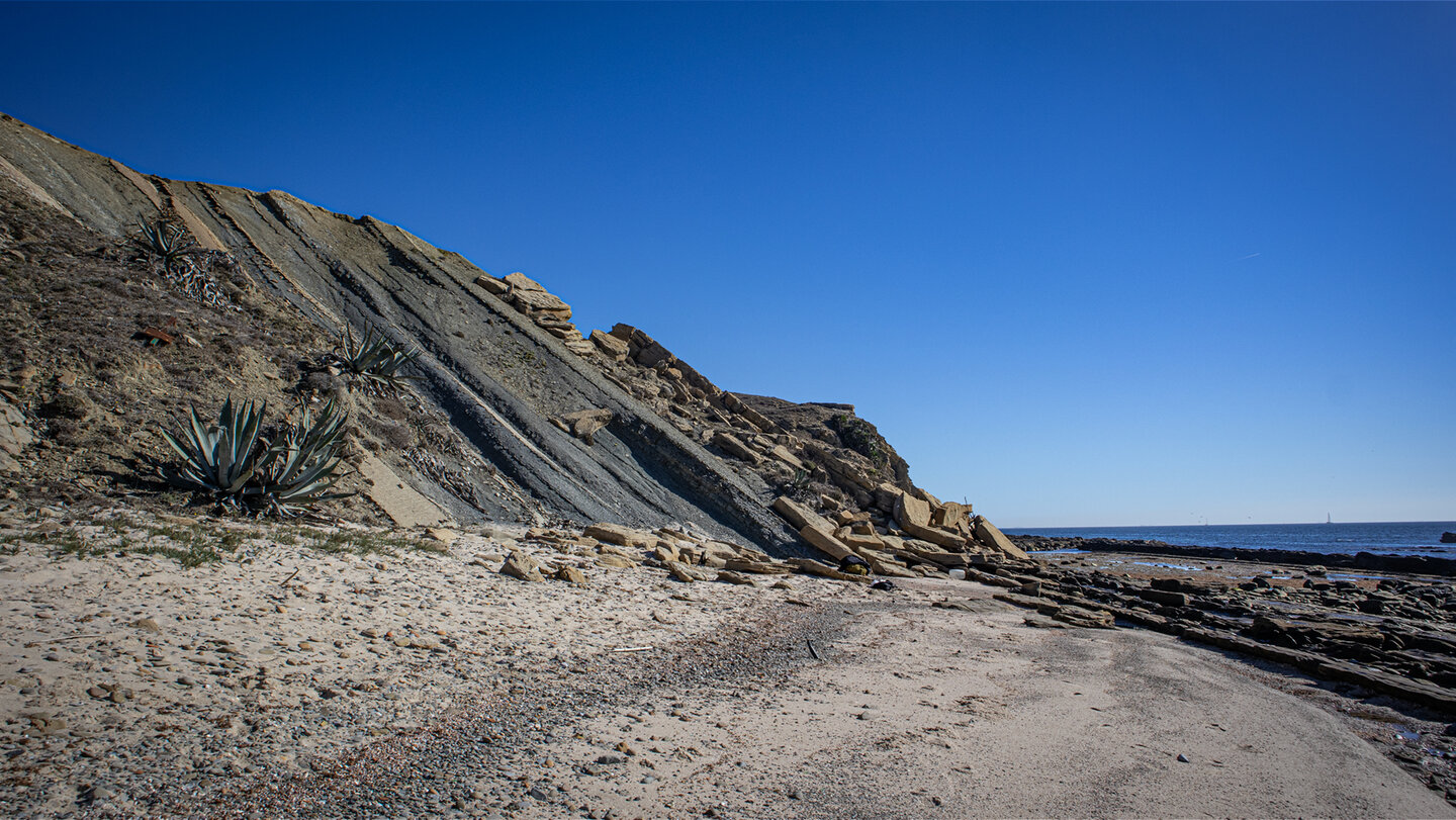 Klippen und Felsen des Flysch del Estrecho bei Tarifa. Felsformationen am Gezeitenstrand