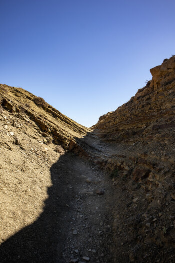 Flysch-Felsformationen und Schichtgestein säumen den Wanderweg und den „Flysch del Estrecho”.