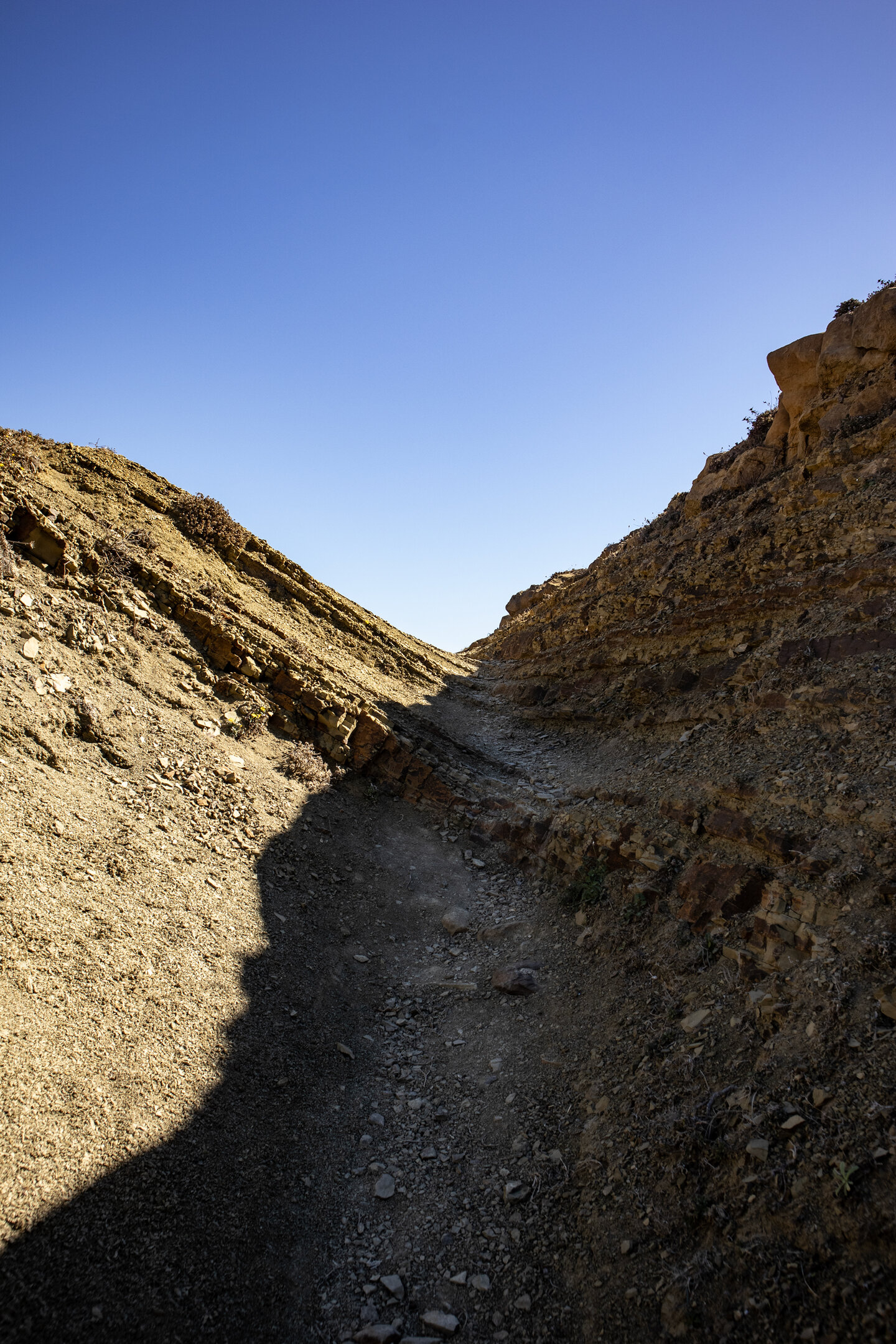 Flysch-Felsformationen und Schichtgestein säumen den Wanderweg und den „Flysch del Estrecho”.