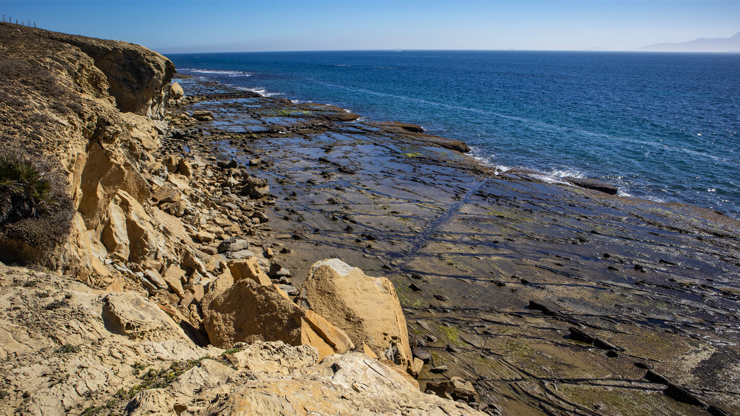 Wasserkanal in der Gezeitenzone eines Felsplateaus am Flysch del Estrecho - am Weg „Colada del Camino”.