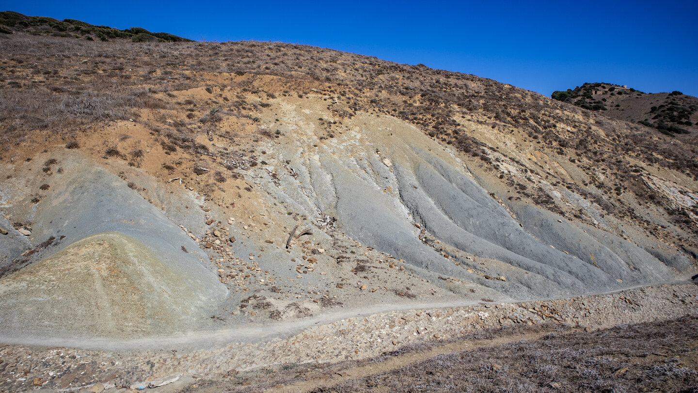Erodierte Hänge an der Küstenlinie des Flysch del Estrecho.