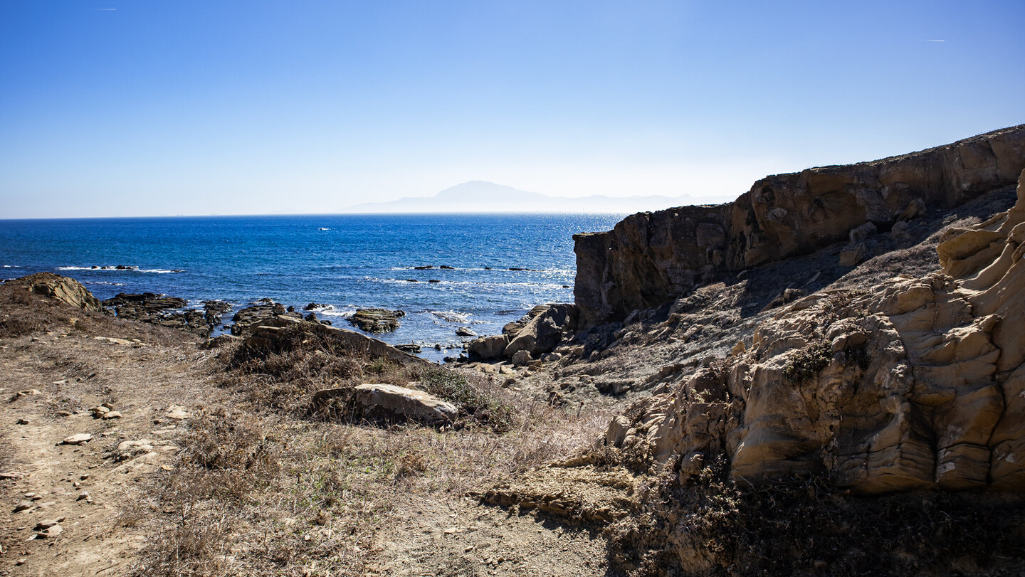 Klippen und Schluchten säumen den Wanderweg des Flysch del Estrecho bei Algeciras nahe Tarifa