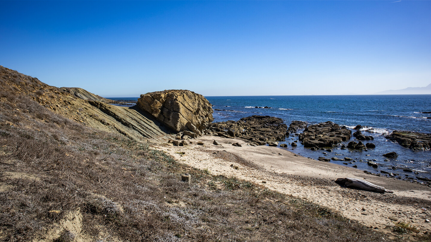 Ausblick auf den felsigen Strand am Wanderweg des Flysch del Estrecho nahe Tarifa bei Algeciras