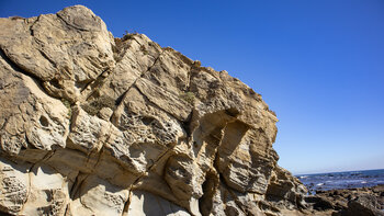 Erodierter Kalkstein am Wanderweg des Flysch del Estrecho