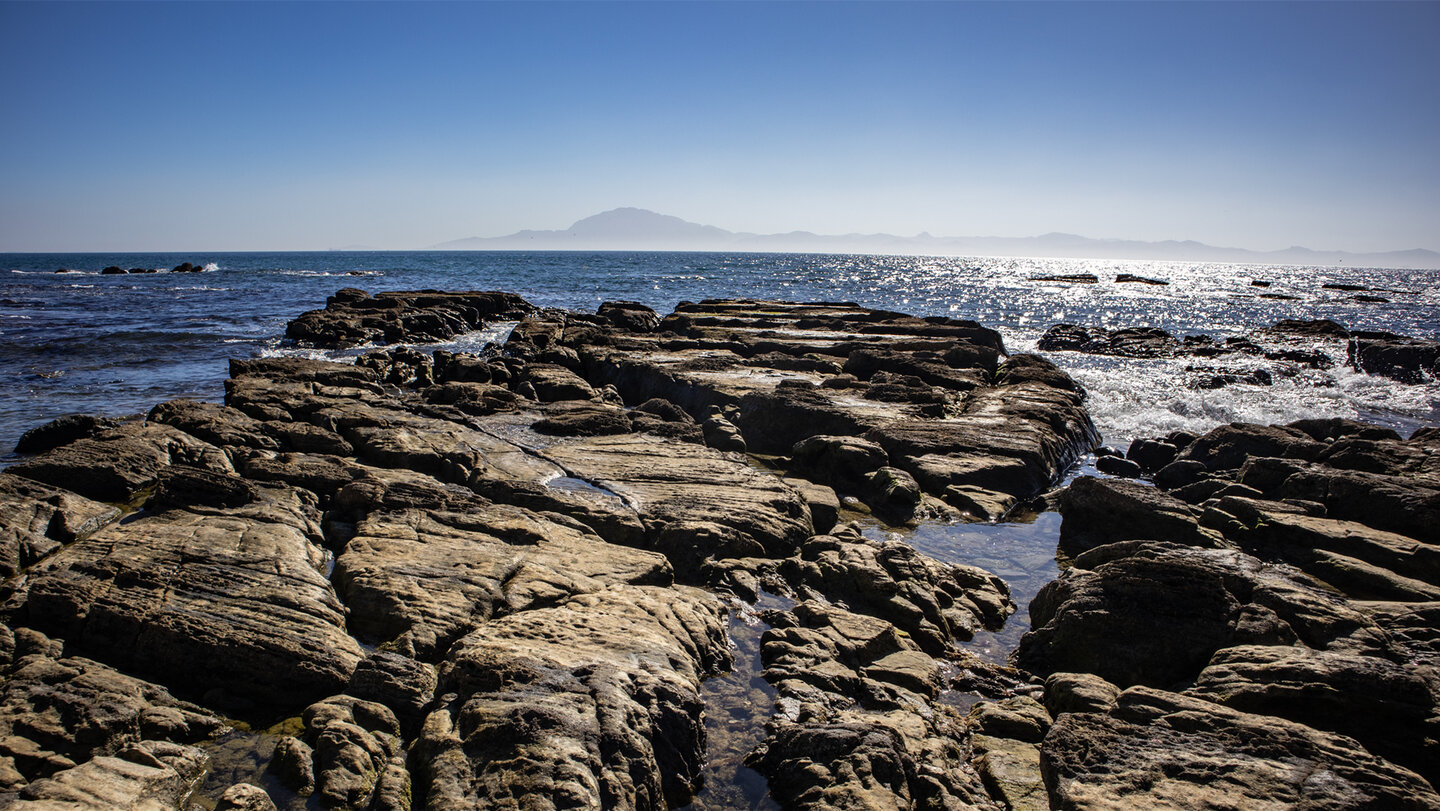 Der Flysch del Estrecho zeichnet sich durch erodierte Felsenklippen und felsiges Terrain mit Blick auf Afrika aus