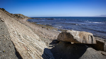 Gezeitenstrand. Mit fein geaderten Schichtplatten