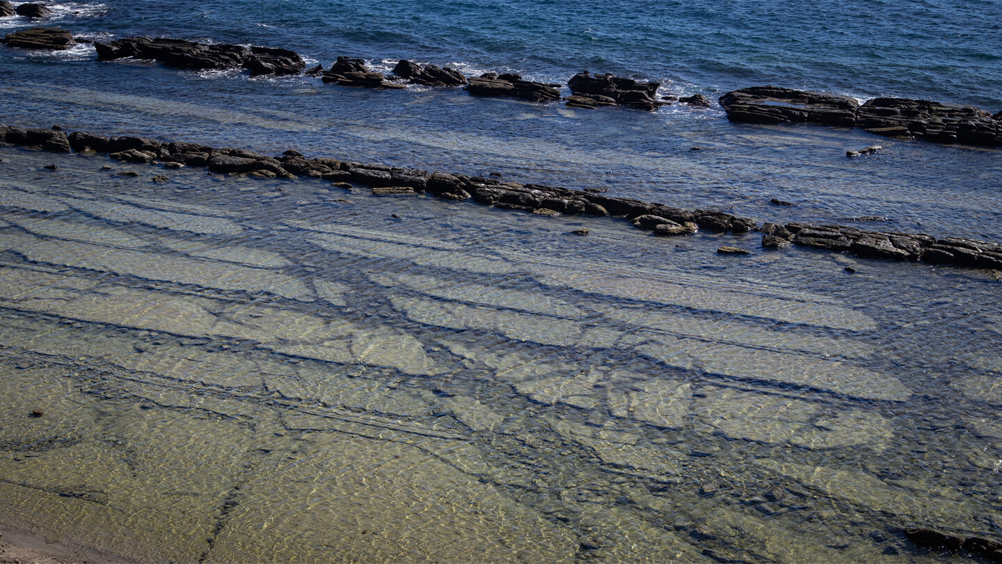 Gezeitenstrand mit einem Wasserbecken, das sich bei einsetzender Flut füllt