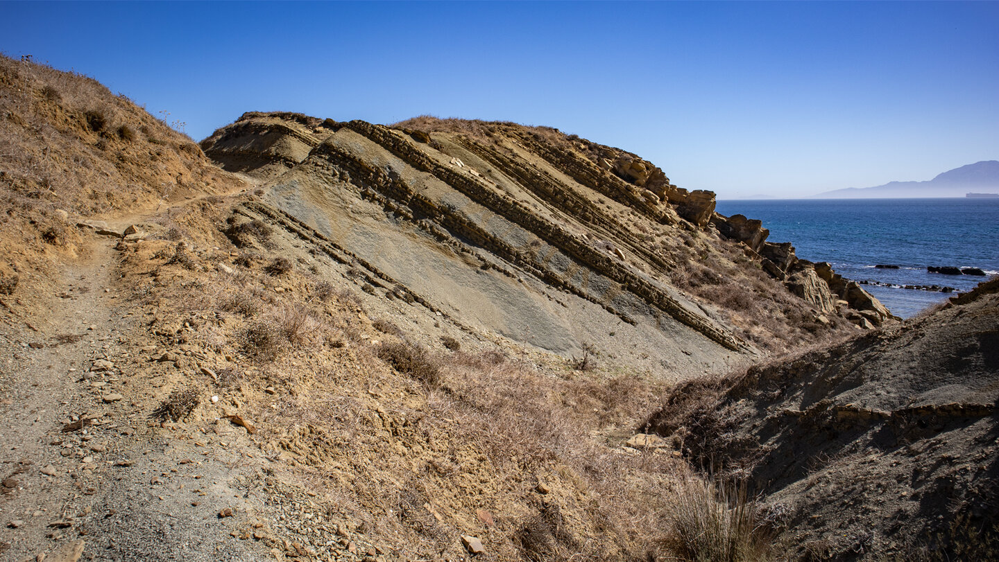 Entlang der Route säumen erodierte Felsen den Wanderpfad