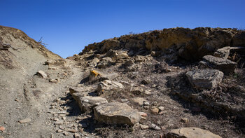 Erodierte Felsen begleiten den Wanderpfad