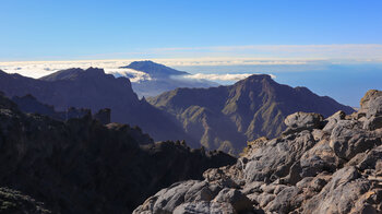 der Vulkan Tajogaite hinter dem Pico Bejenado an der Westflanke der Cumbre Vieja