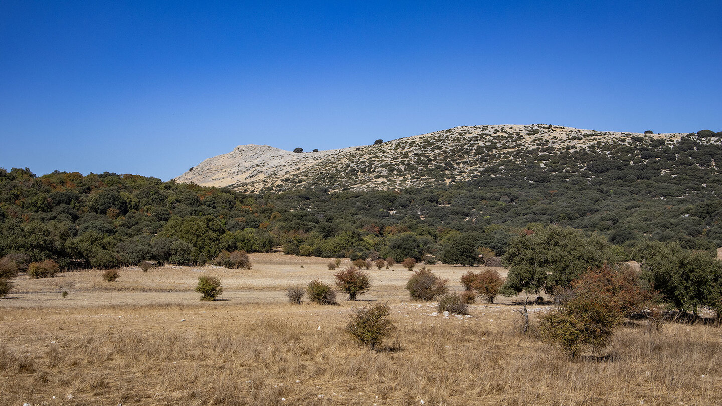 Berge umschließen die Polje de la Nava