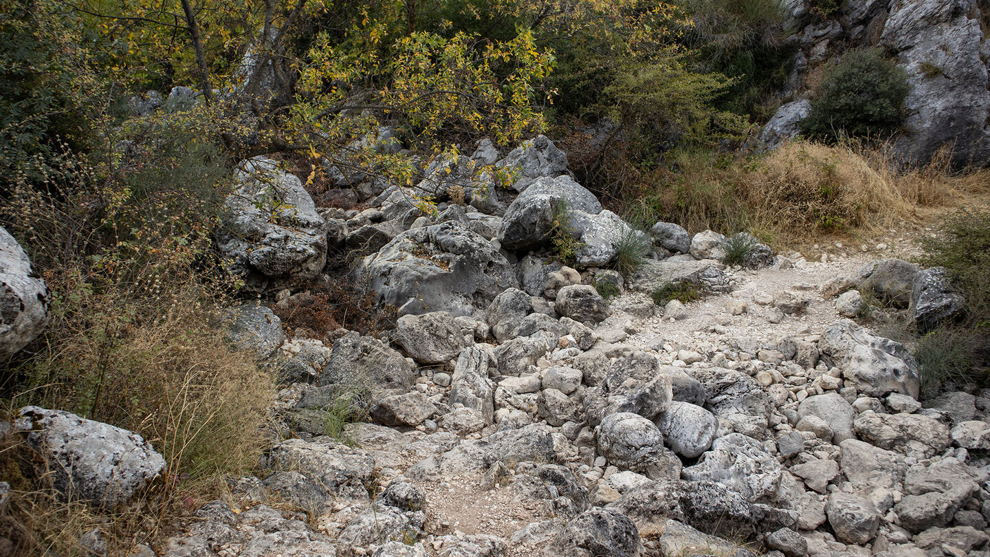 Weg durchs Bachbett des Río Bailón