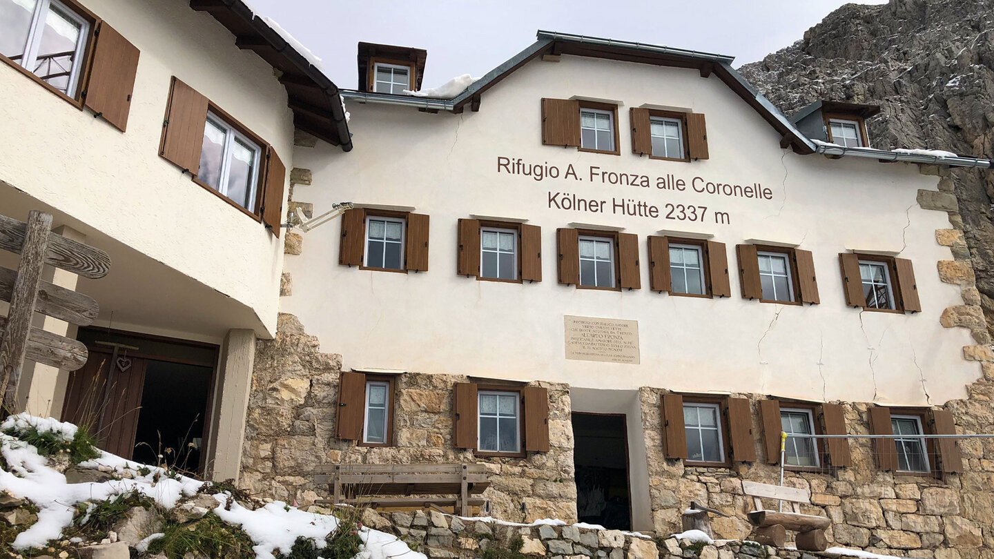 das Rifugio Fronza alle Coronelle hoch oben am Westhang des Rosengartenmassivs Rifugio Fronza alle Coronelle am Westhang des Rosengartenmassivs