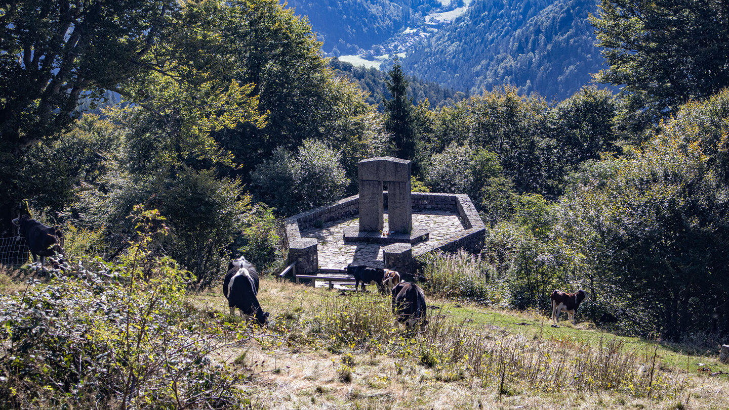 das Engländerdenkmal am Schauinsland mit Blick ins Tal Engländerdenkmal am Schauinsland mit Talblick