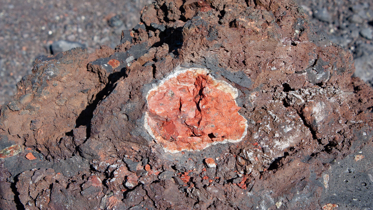 rote Einschlüsse im Lavagestein