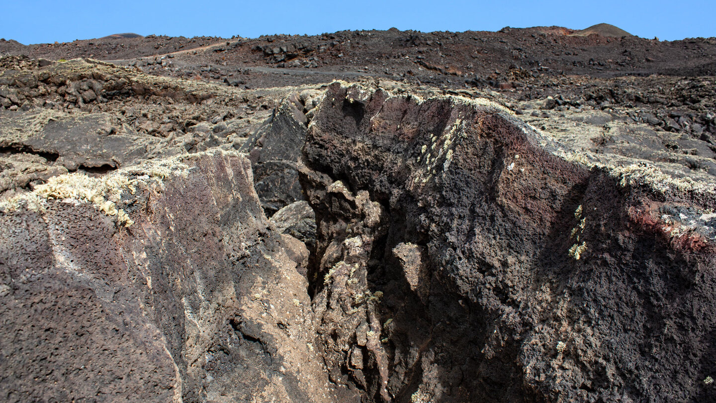 gewaltige Spalte in den Lavafeldern vor dem Montaña Peña De Santa Catalina