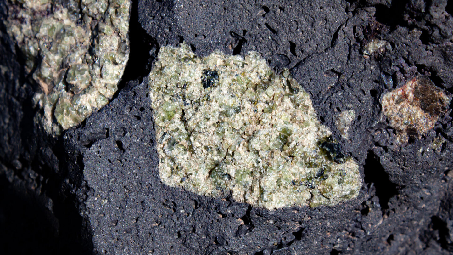 grüne Olivine im schwarzen Lavagestein grüne Olivine im schwarzen Lavagestein