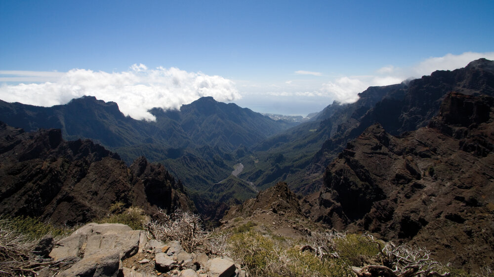 Aussicht vom Mirador de los Andenes in die Caldera mit der Playa de Taburiente auf La Palma