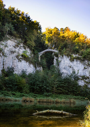 die Teufelsbrücke über der gewaltigen Höll-Schlucht