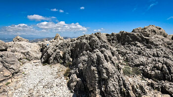 Wanderung durch Karstgestein am La Maroma