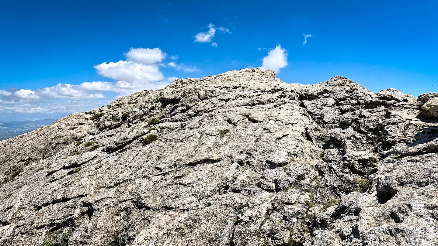 der Felsrücken des Tajo Voladero auf der Wanderroute zu La Maroma Felsrücken Tajo Voladero am La Maroma