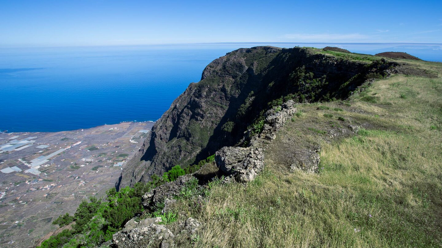 Ausblick entlang des Risco de Tibataje zum Mirador de Izique auf El Hierro Ausblick entlang des Risco de Tibataje zum Mirador de Izique