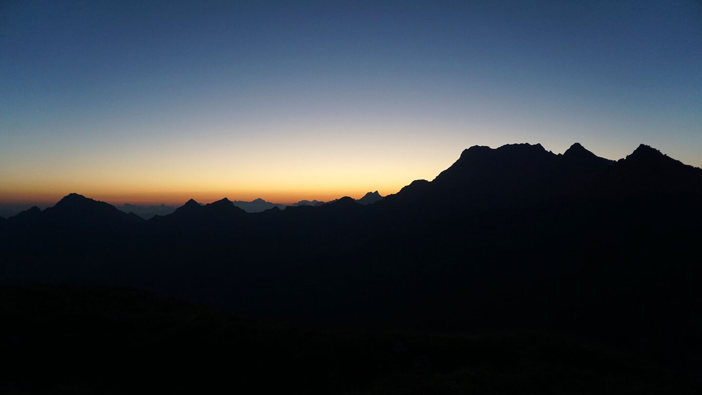 zur Blauen Stunde in den Liechtensteiner Bergen färbt sich der Horizont hinter den Gipfeln Blaue Stunde in den Liechtensteiner Bergen