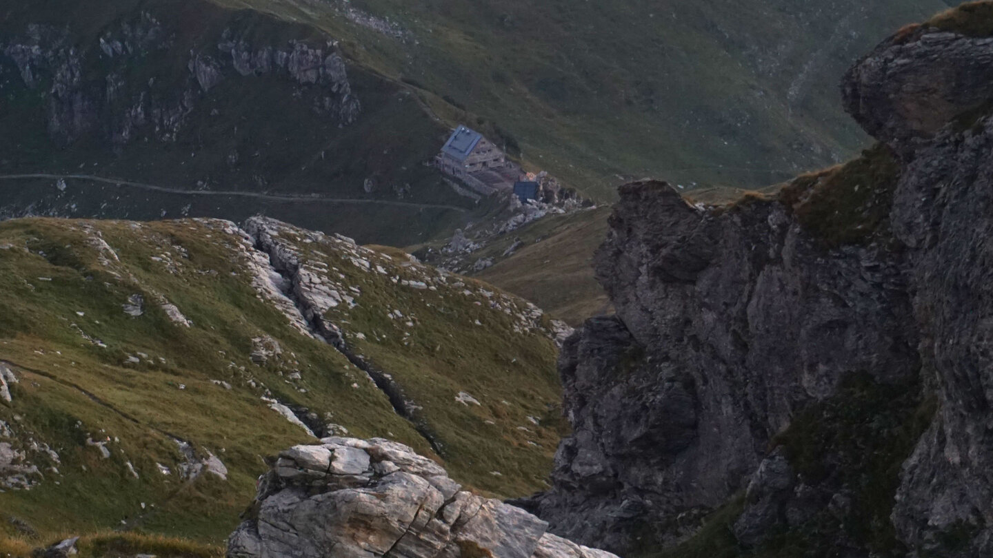 Blick auf die Pfälzerhütte in der Dämmerung Pfälzerhütte in der Dämmerung