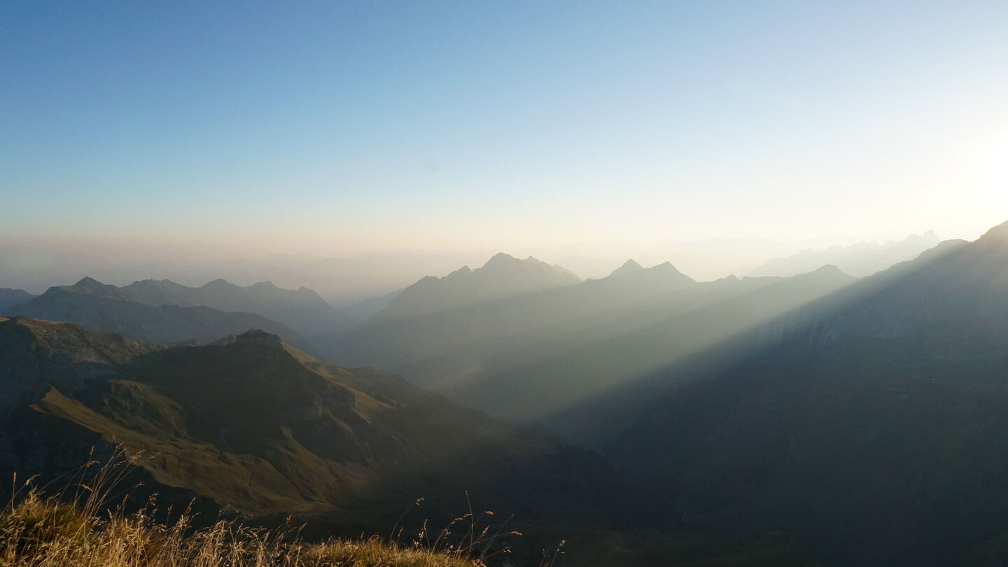 einzigartiges Spiel von Licht und Schatten beim Sonnenaufgang über den Gipfeln Spiel von Licht und Schatten beim Sonnenaufgang über den Gipfeln
