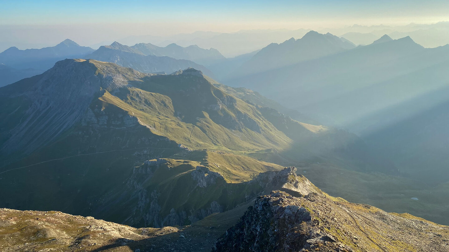 Pfälzerhütte vor dem Augstenberg in den Liechtensteiner Alpen Pfälzerhütte vor dem Augstenberg in Liechtenstein