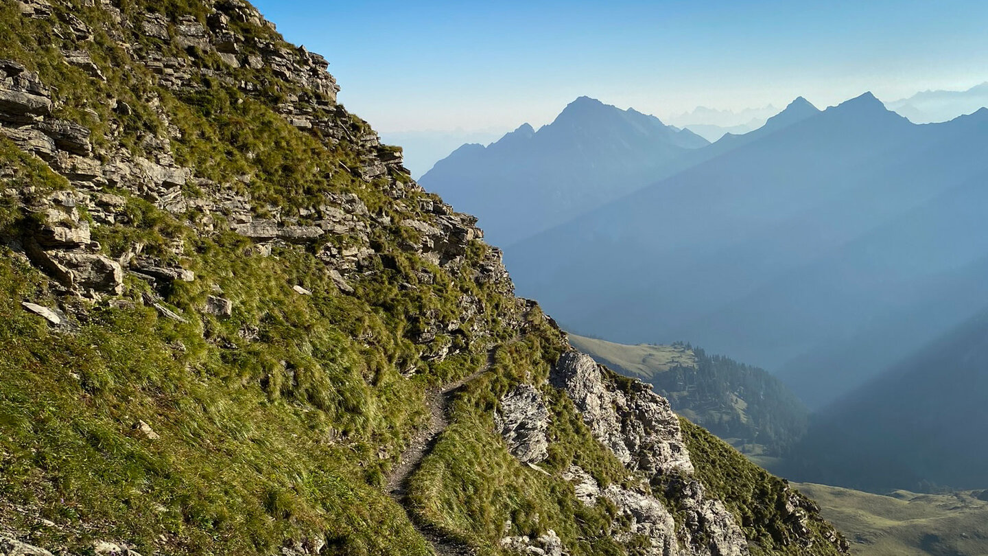 schmaler Bergweg auf dem Abstieg vom Naafkopf Abstieg vom Naafkopf