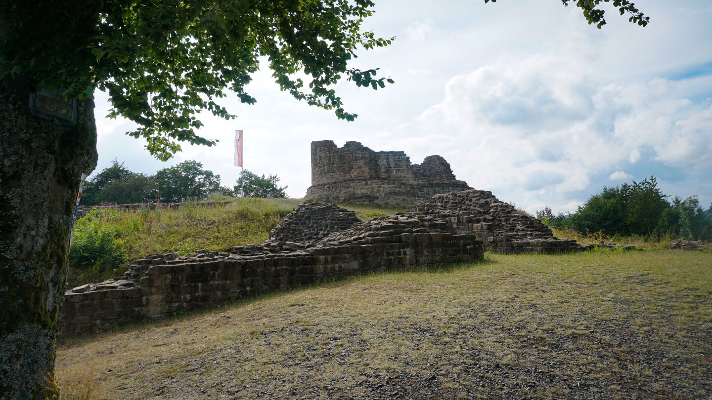 Überreste des Bergfrieds der Osterburg bei Bischofsheim