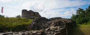 Blick auf die Mauerreste der Ruine Osterburg am Gipfel des Osterbergs