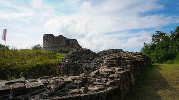 Blick auf die Mauerreste der Ruine Osterburg am Gipfel des Osterbergs