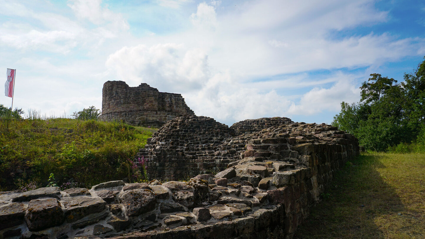 Blick auf die Mauerreste der Ruine Osterburg am Gipfel des Osterbergs