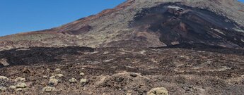 die Narices del Teide mit Lavaströmen am Pico Viejo im Teide Nationalpark