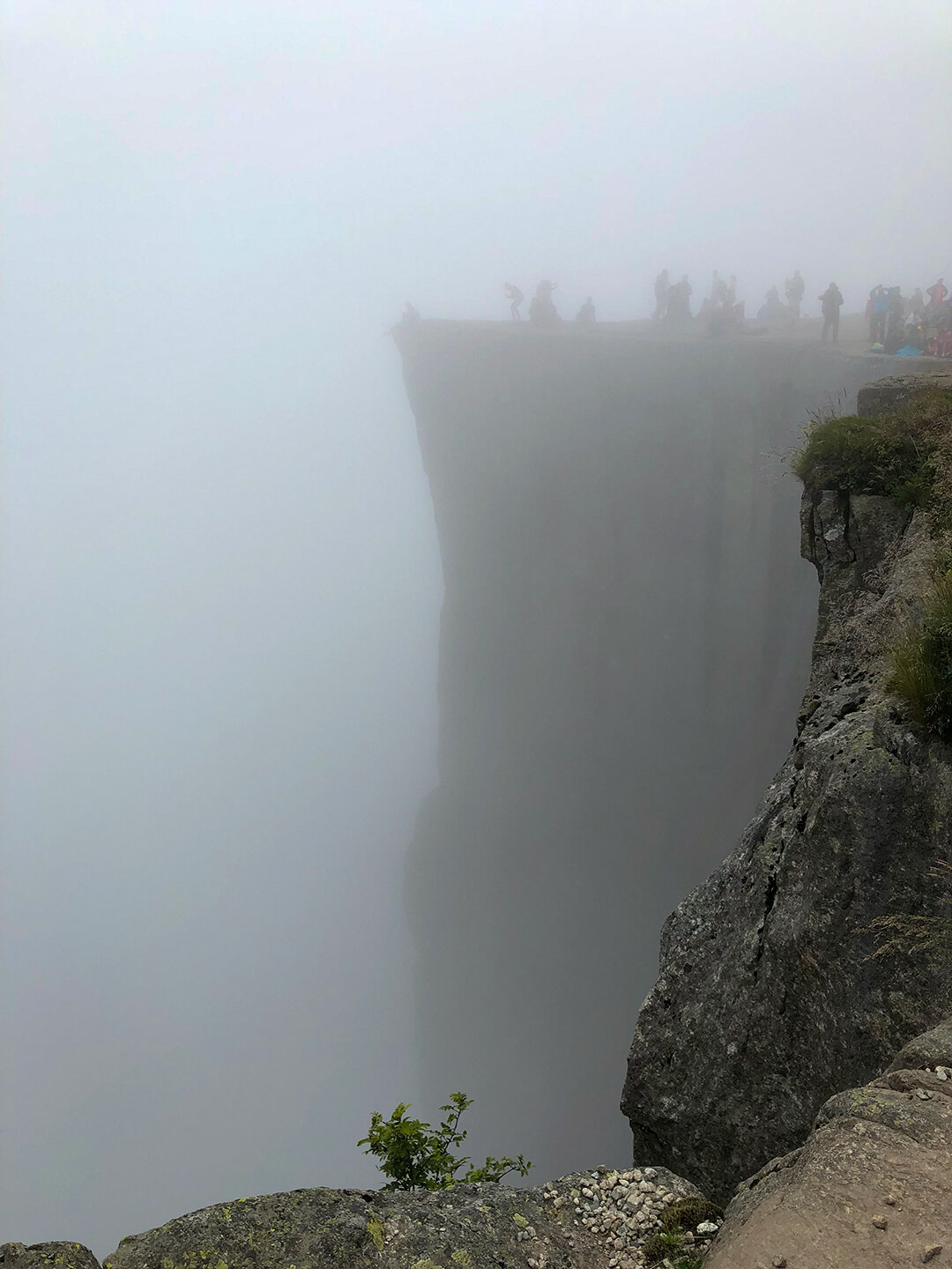 der Preikestolen ist gut besucht der Preikestolen ist gut besucht