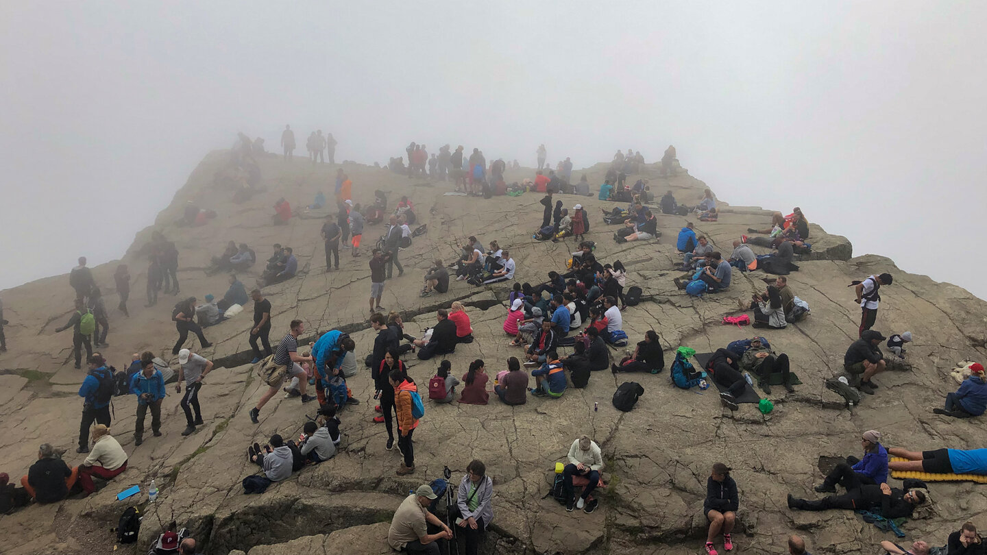 Menschenmassen auf der etwa 25 x 25 Meter Felsplattform des Preikestolen Menschenmassen auf dem Preikestolen