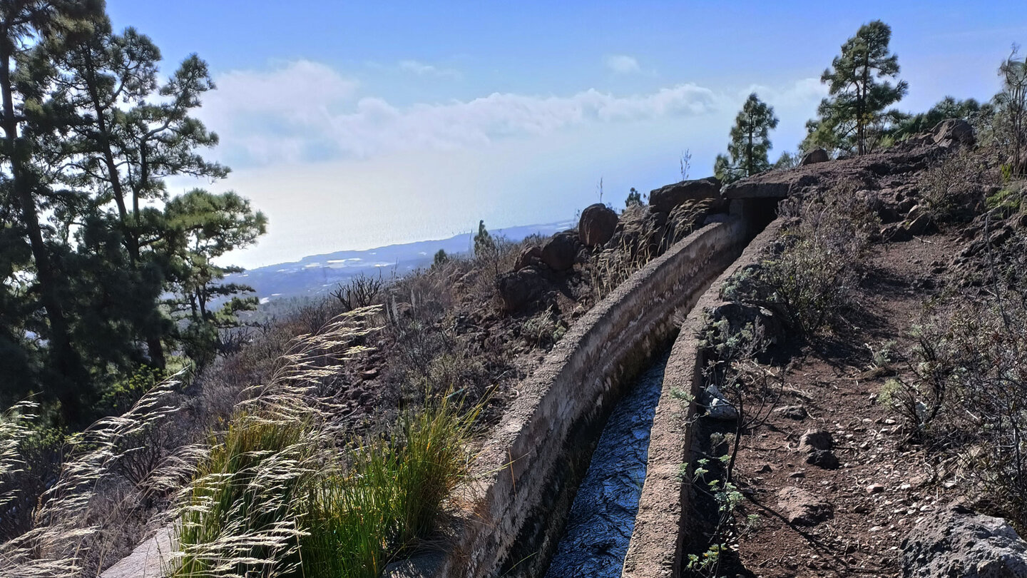 Wanderpfad entlang des wasserführenden Canal Aguas del Sur