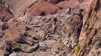 buntes Gestein an der Abbruchkante der Caldera