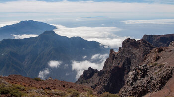 Ausblick zum Pico Bejeando mit der Cumbre Vieja im Hintergrund und El Hierro