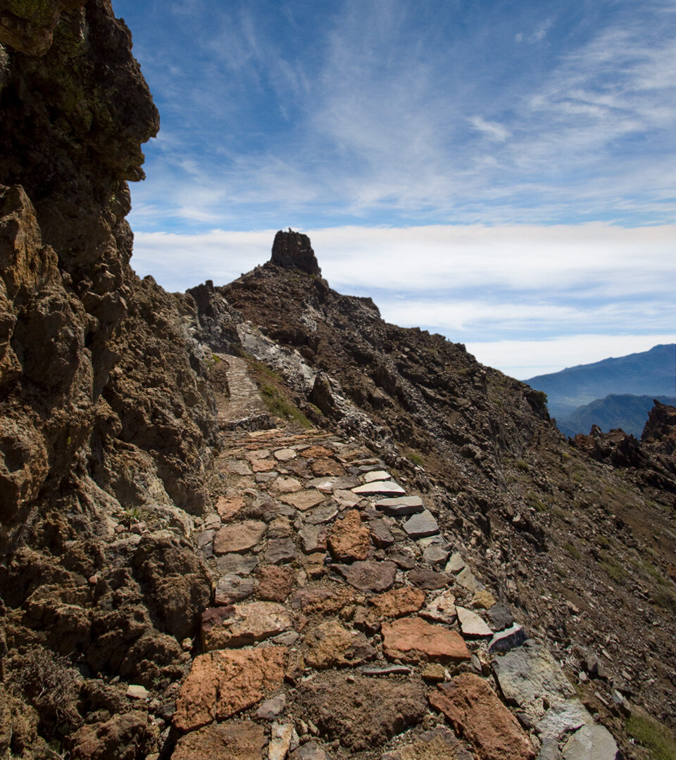 gepflasterer Wanderweg zum Espigón del Roque