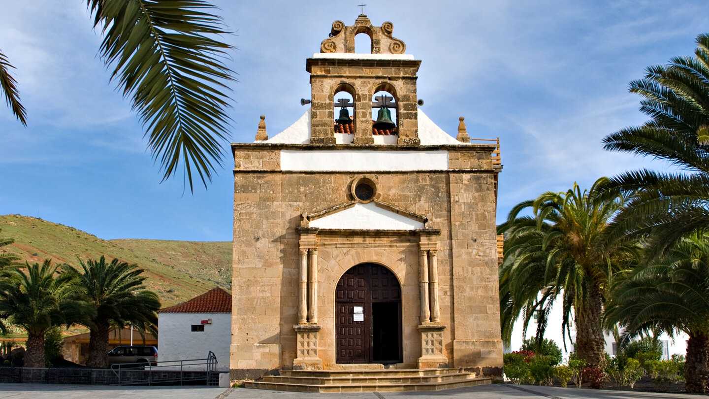das Eingangsportal der Kirche in Vega de Río Palmas auf Fuerteventura