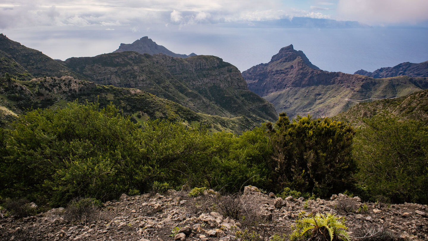 Ausblick über wilde Schluchten und Gipfel entlang der Wanderung