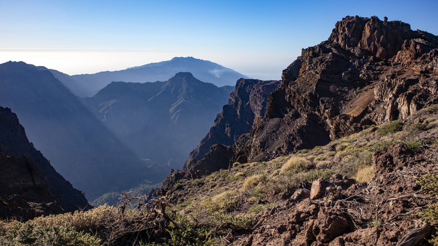 Blick über die Caldera zum Pico Bejenado auf die Cumbre Vieja