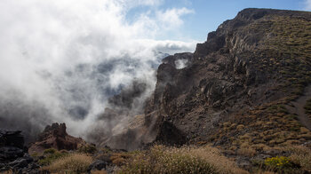 Blick über aufziehenden Wolken vom Hochplateau an der Abrisskante