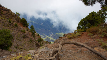 Tiefblick in die Schluchten der Caldera