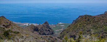 Blick über die Schlucht Barranco de Los Cochinos bis zum Küstenort Los Silos