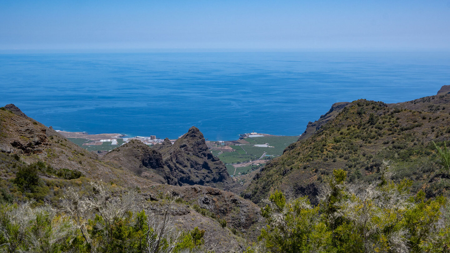 Blick über die Schlucht Barranco de Los Cochinos bis zum Küstenort Los Silos